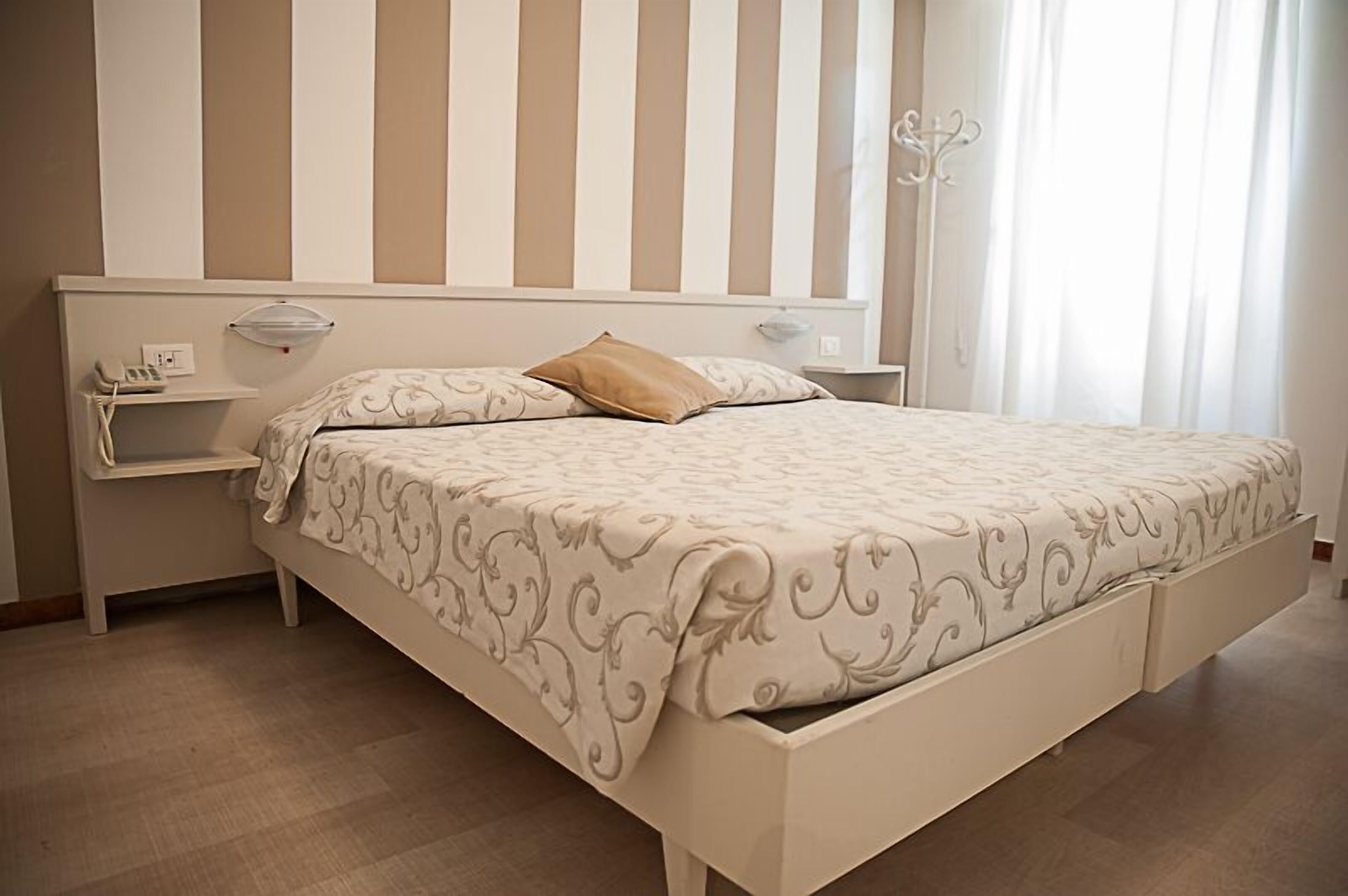Ropa de cama de alta calidad, cubrecamas y minibar 