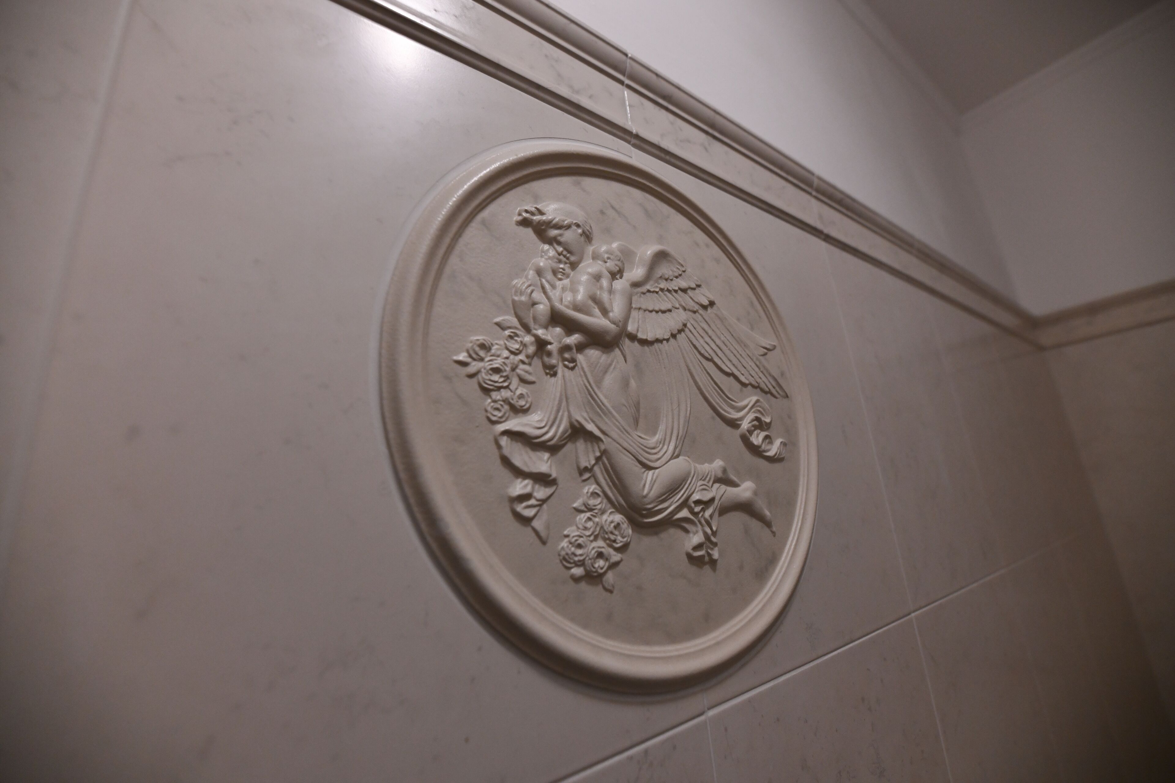 business room | living area | flat-screen tv