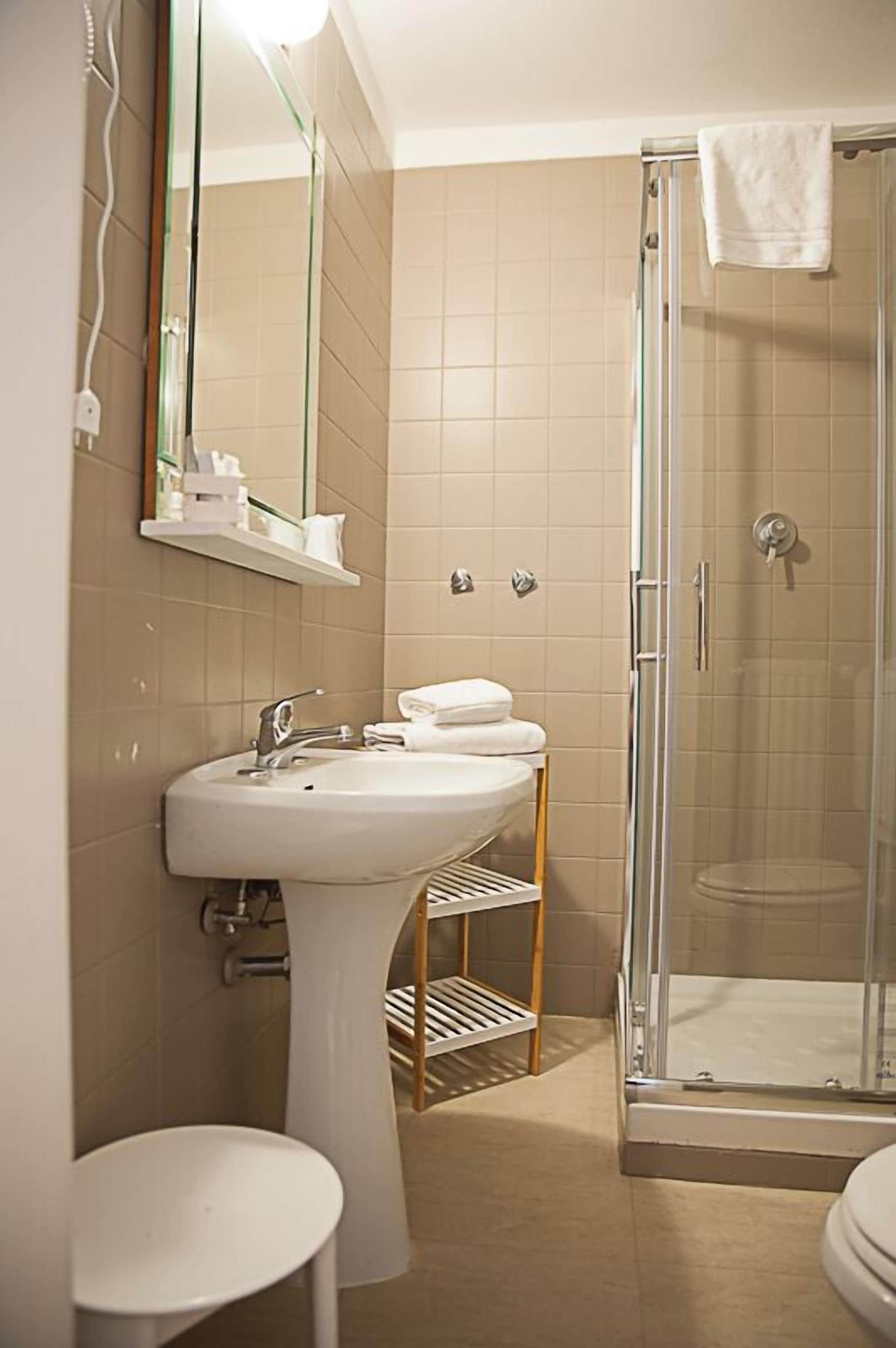 rainfall showerhead, free toiletries, hair dryer, towels