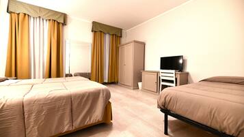 Quarto triplo conforto, 3 quartos | Roupas de cama premium, edredons de pluma, frigobar, cofres nos quartos