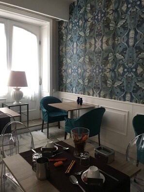 Dagelijks ontbijtbuffet (EUR 9 per persoon)