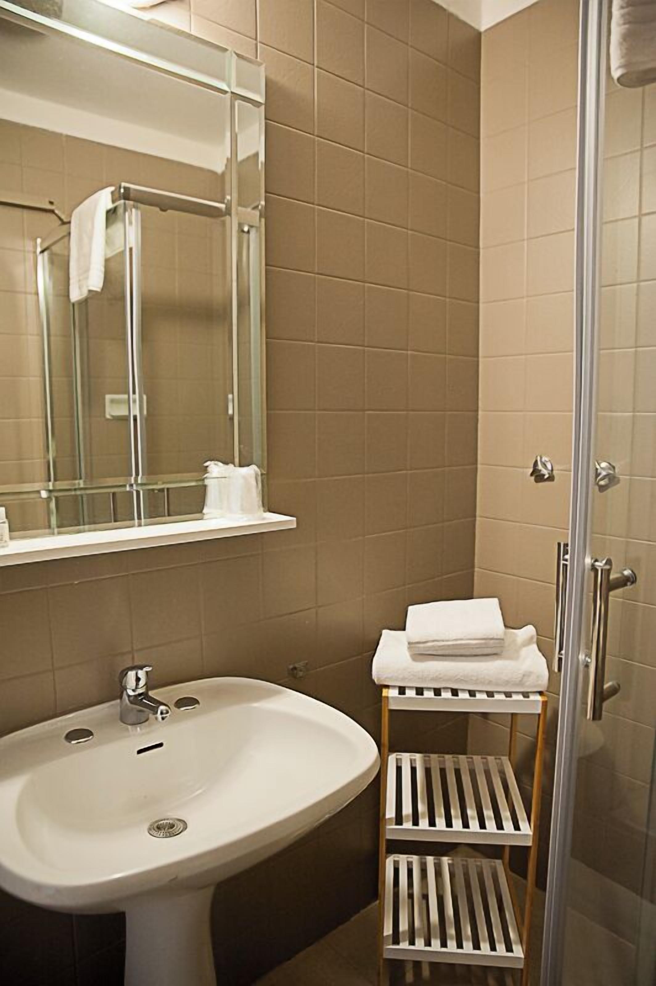 rainfall showerhead, free toiletries, hair dryer, towels