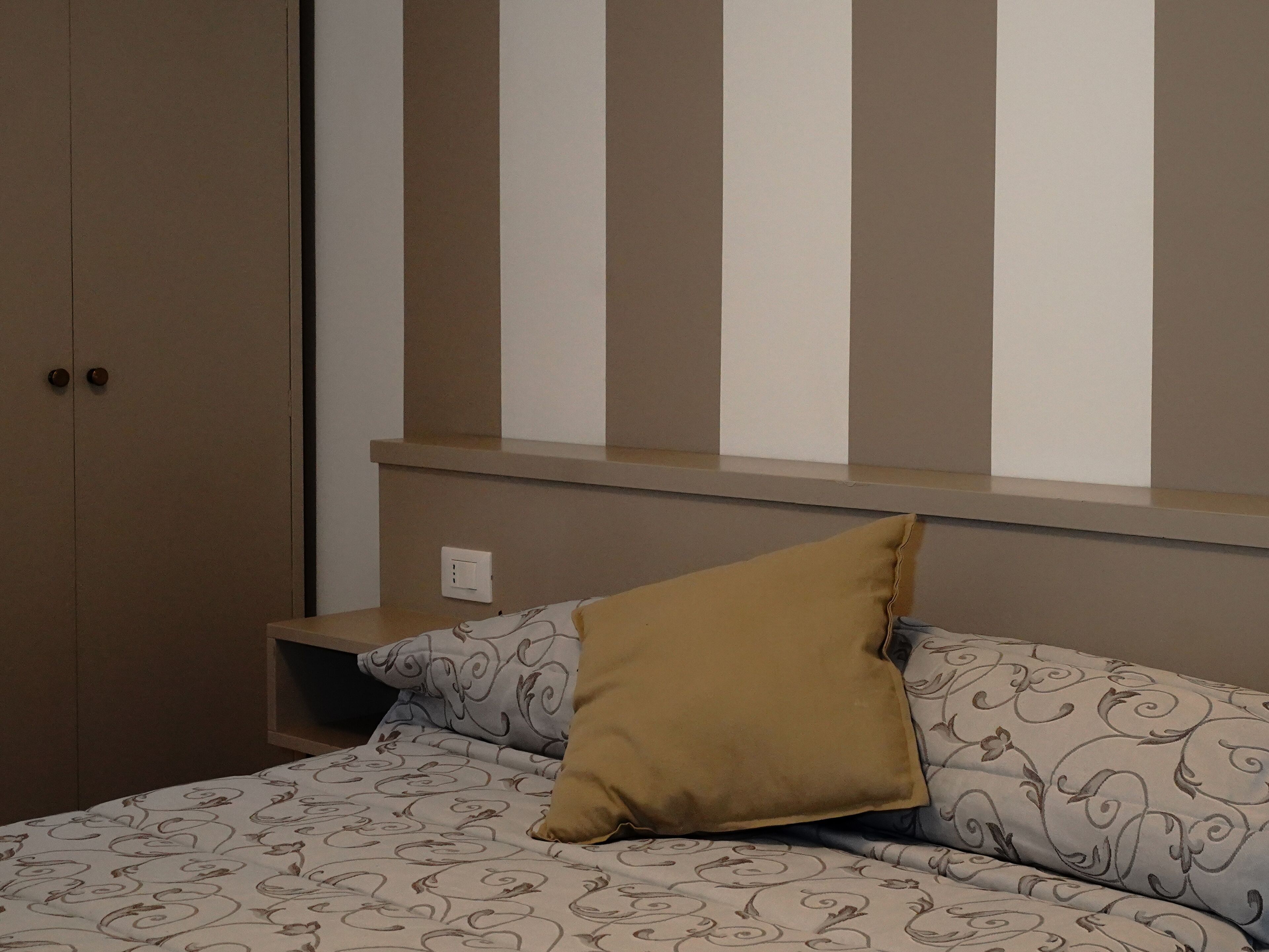 Ropa de cama de alta calidad, cubrecamas y minibar 