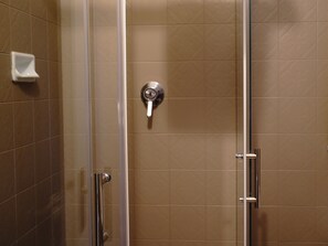 Chambre Confort double ou avec lits jumeaux, salle de bain attenante | Salle de bain | Douche cascade, articles de toilette (gratuits), séchoir à cheveux