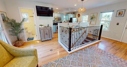 Flip Flop Causual~ vibrant 2 bedroom in the heart of Folly
