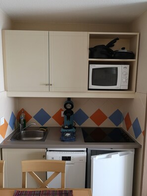 Réfrigérateur, micro-ondes, plaque de cuisson, lave-vaisselle