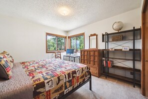 2 habitaciones, escritorio y tabla de planchar con plancha 