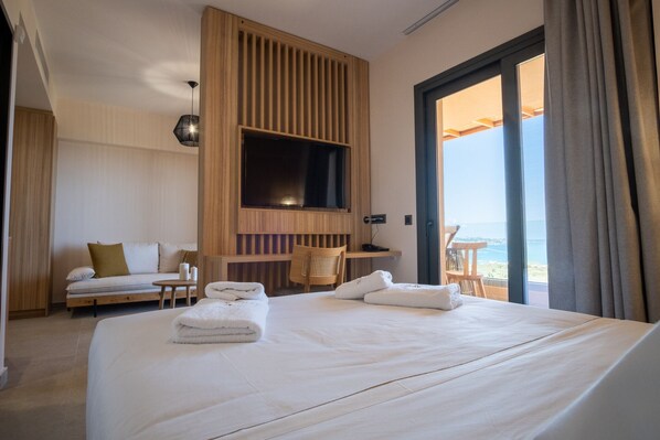 Rom – deluxe, balkong, sjøutsikt | Safe på rommet, individuelt dekorert og individuelt innredet