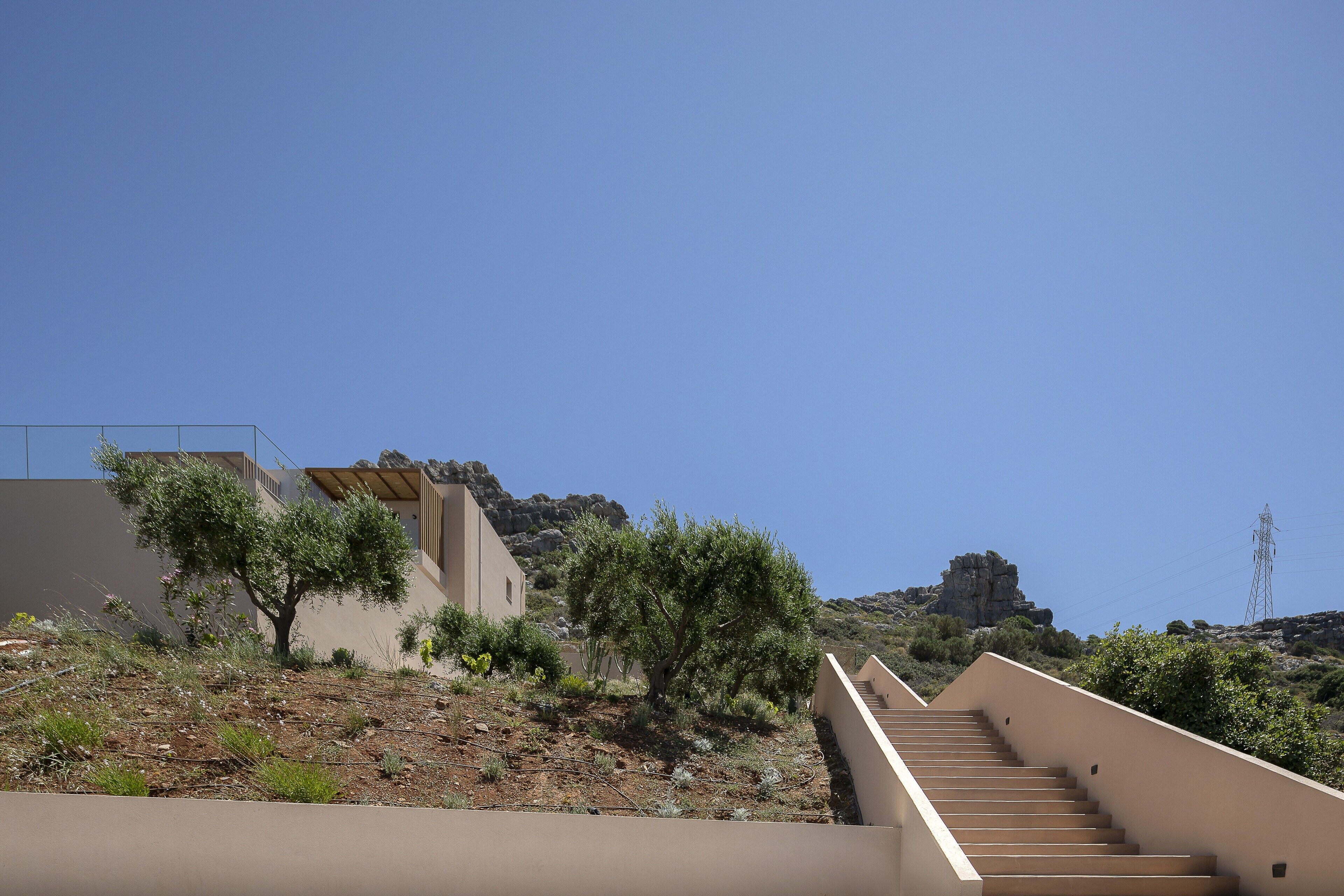 Un bâtiment moderne doté d’un escalier menant à un toit plat.