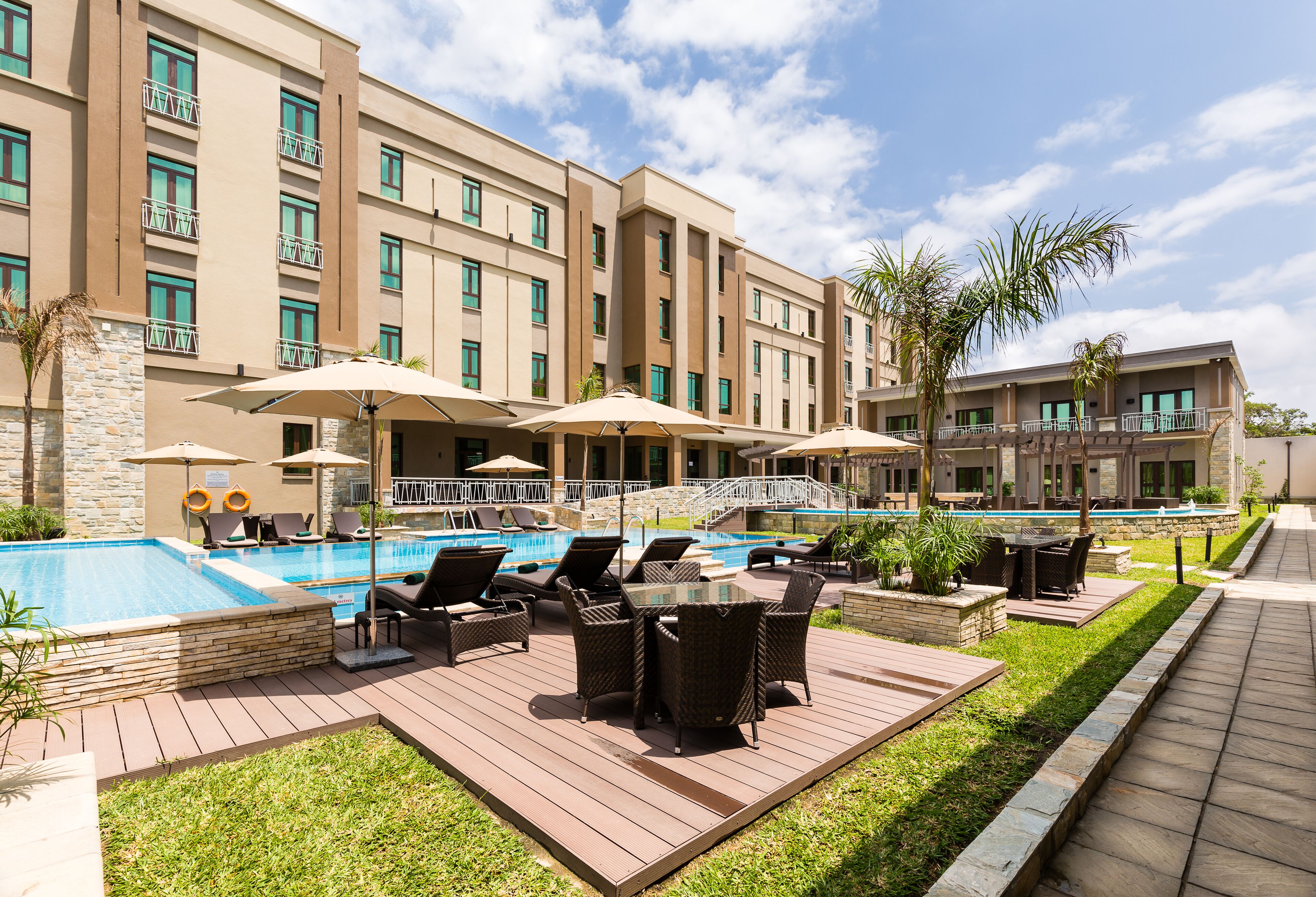 Hồ bơi ngoài trời 