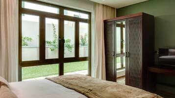 Family Apartment | Minibar, in-room safe, desk, laptop workspace