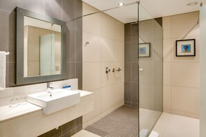 Habitación ejecutiva | Baño | Regadera, amenidades de baño gratuitas, secadora de cabello, pantuflas 