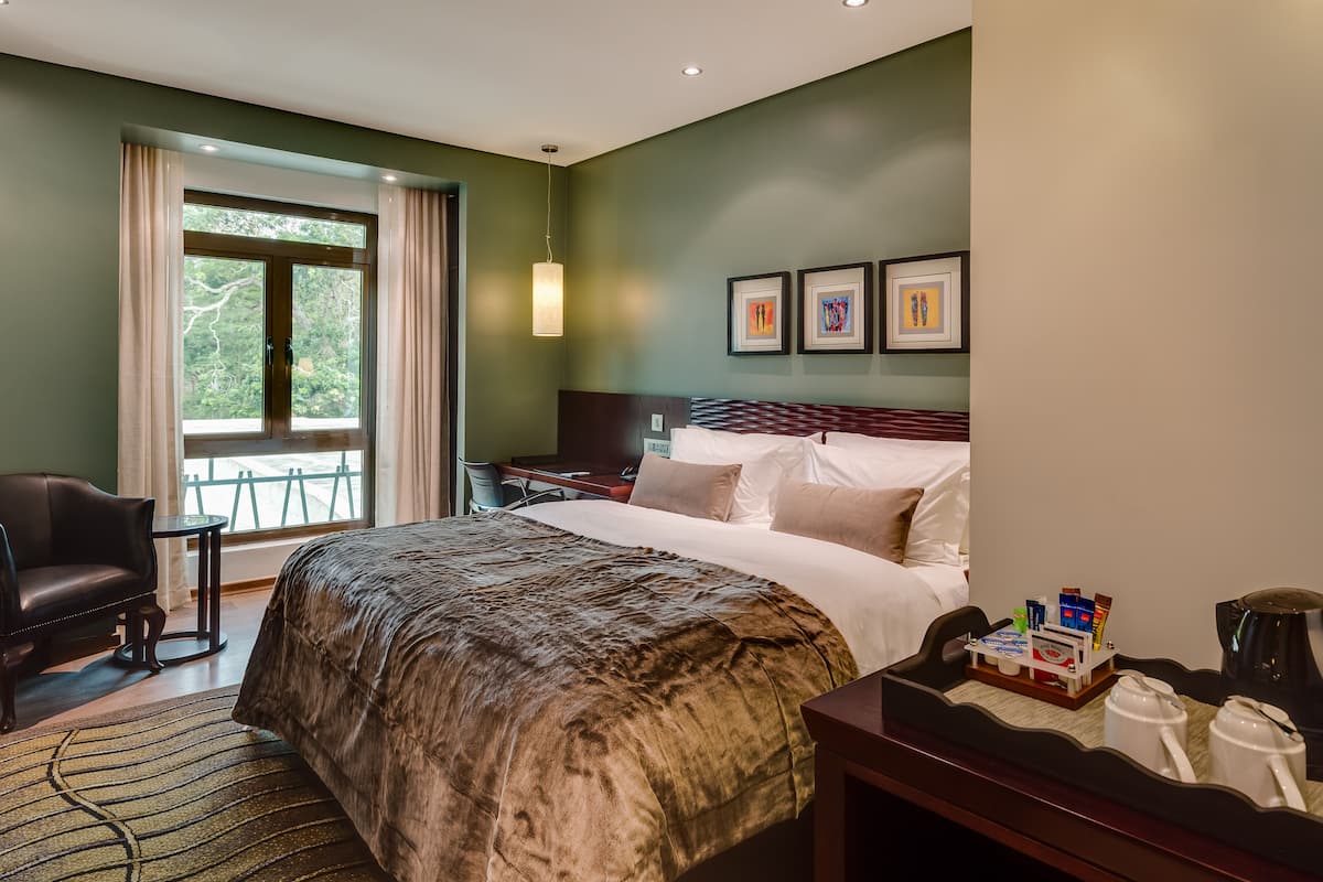Deluxe Room | 1 bedroom, minibar, in-room safe, desk