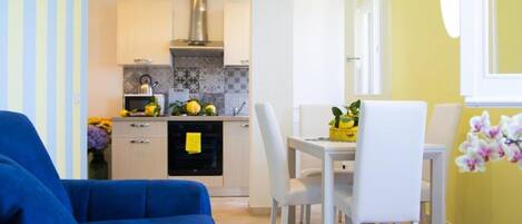 Kylskåp, mikrovågsugn, ugn och spishäll