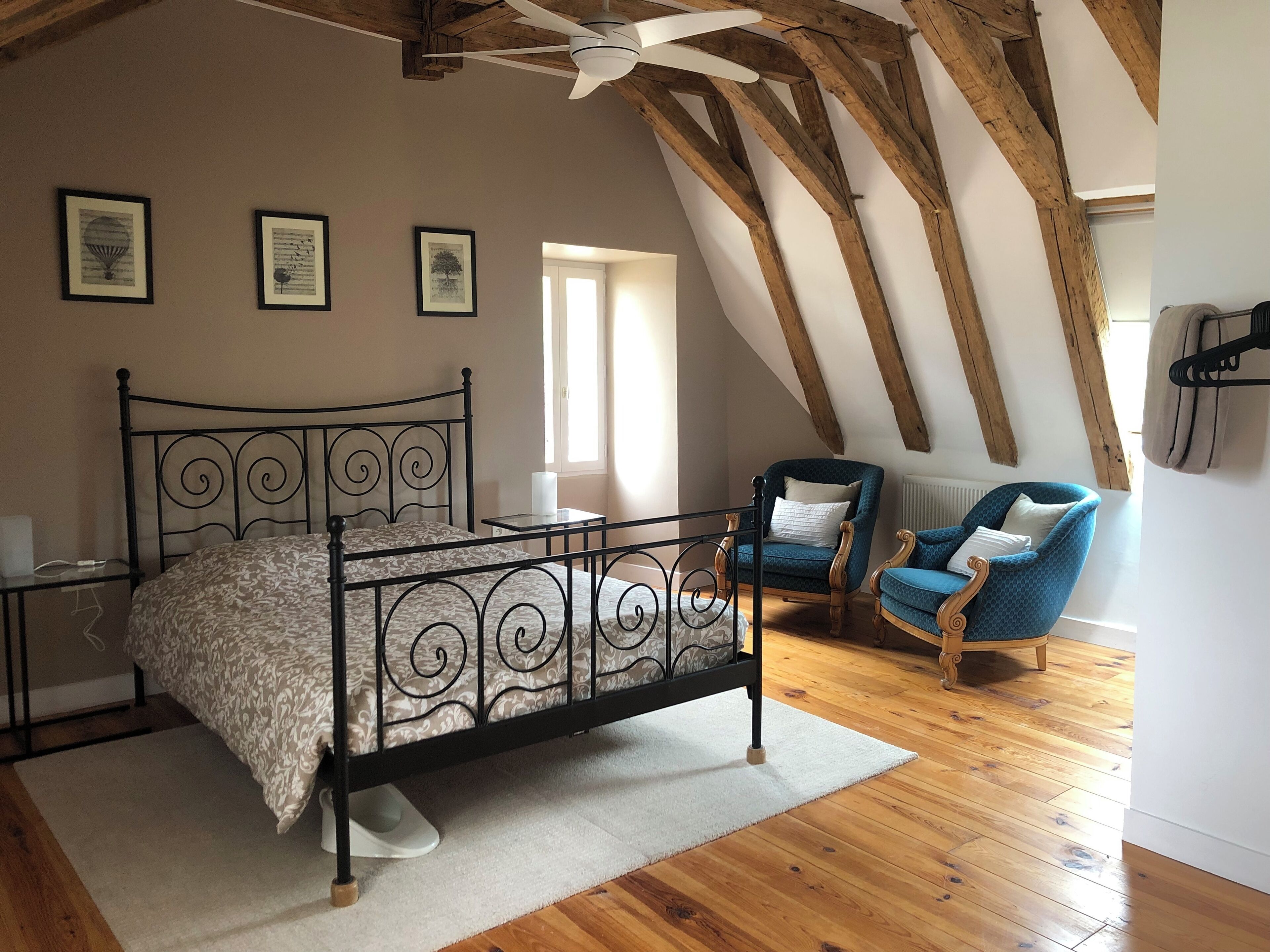 5 chambres, bureau, fer et planche à repasser, lit parapluie