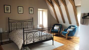 5 slaapkamers, een bureau, een strijkplank/strijkijzer, reisbedje