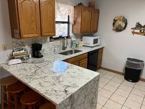 Réfrigérateur, four à micro-ondes, un four, surface de cuisson