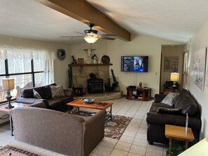 Fernseher, Kamin, Videospielkonsole