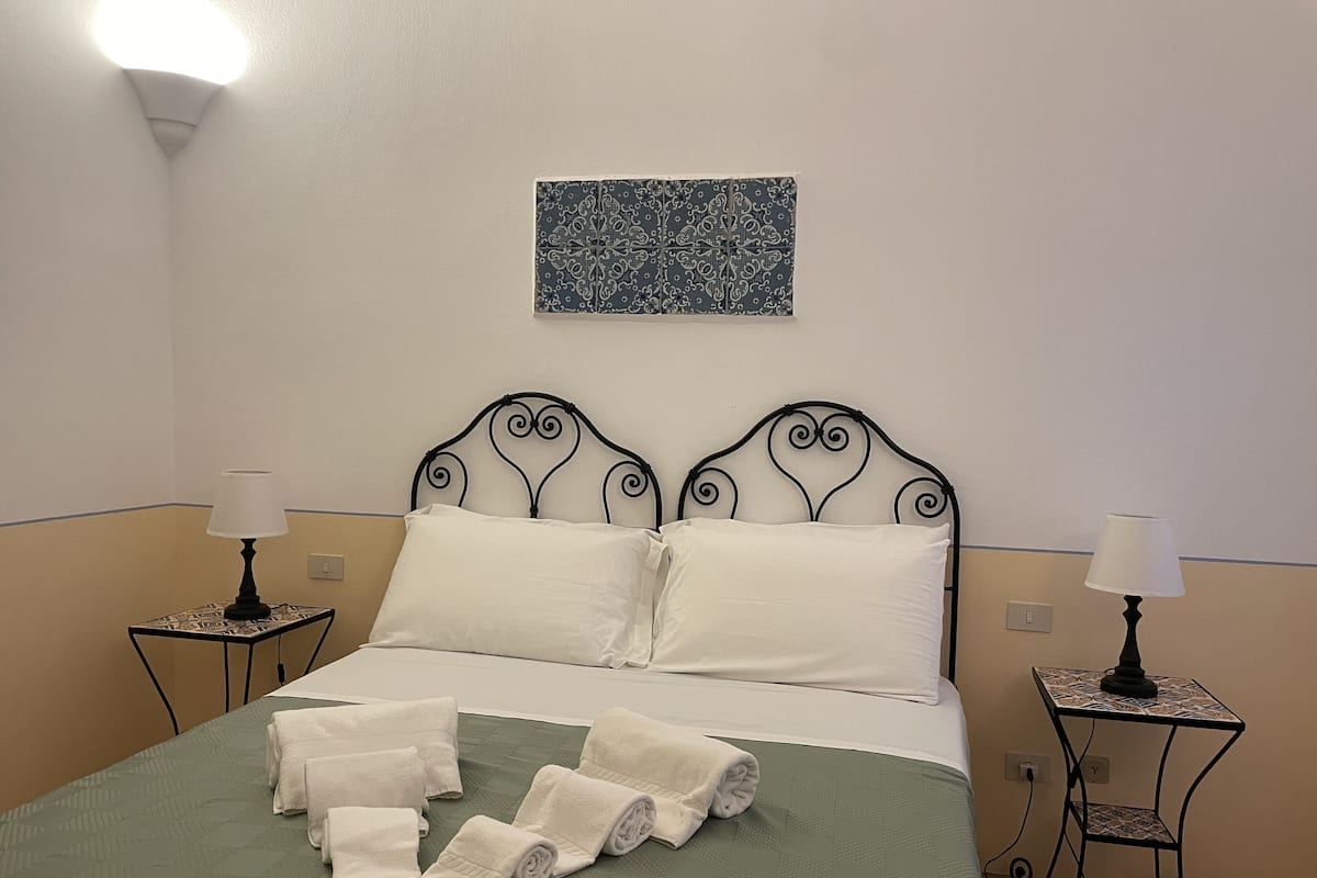 Doppia Classic | Biancheria da letto ipoallergenica, una scrivania, Wi-Fi gratuito