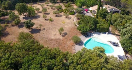 Bastidon, gîte in a peaceful setting between olive trees and swimming pool