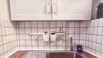 Een koelkast, een magnetron, een kookplaat