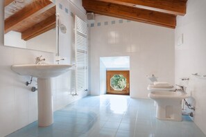 Chuveiro, secador de cabelo, toalhas de banho 