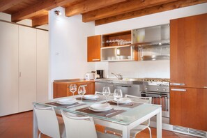 Kühlschrank, Mikrowelle, Ofen, Geschirrspüler