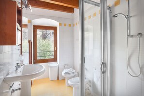 Shower, hair dryer, towels - Giallo Limone Apartment (Torri del Benaco)