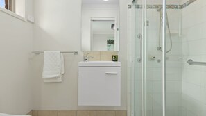 Dusche, Haartrockner, Handtücher