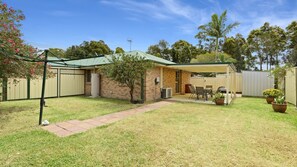 Outdoor dining - Furry Friends by Experience Jervis Bay (Sanctuary Point)