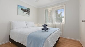 2 bedrooms, iron/ironing board, free WiFi, bed sheets - Furry Friends by Experience Jervis Bay (Sanctuary Point)