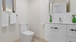 Douche, sèche-cheveux, serviettes fournies