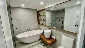 Basic Apartment, Multiple Beds | Bathroom | Hair dryer, towels, soap, shampoo