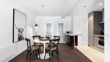 Basic Apartment, Multiple Beds | Private kitchen | Fridge, microwave, oven, stovetop