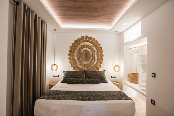 Estudio de lujo | Caja de seguridad en la habitación y espacio para trabajar con laptop