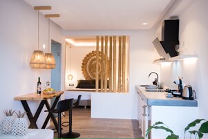 Estudio de lujo | Caja fuerte y espacio para trabajar con un portátil