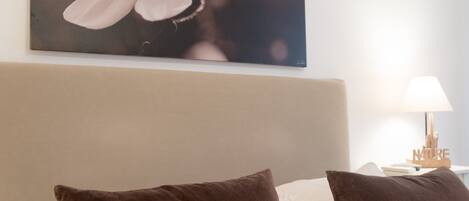 Căn hộ Deluxe | Két bảo mật tại phòng, khu vực làm việc phù hợp cho laptop