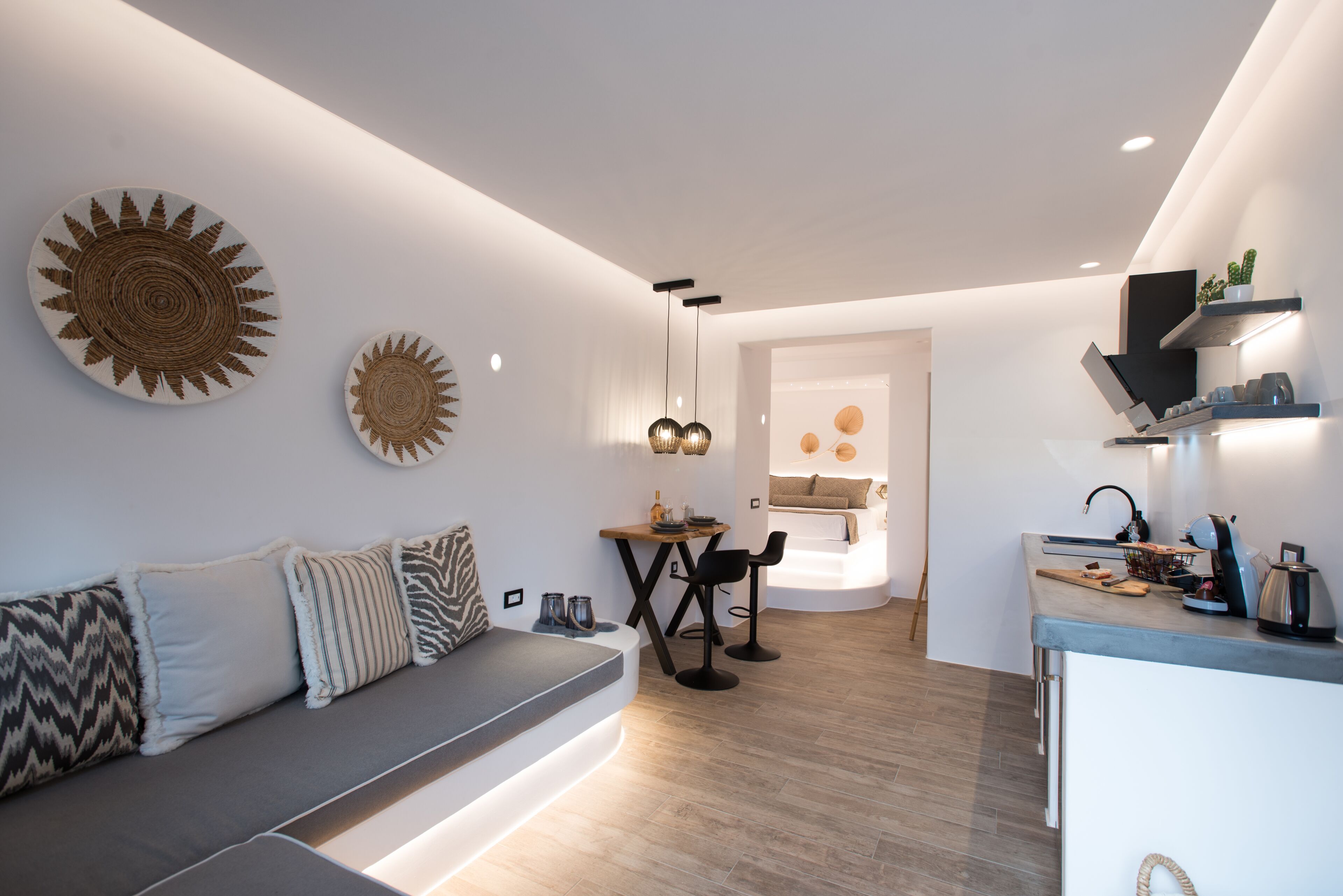 Suite junior, 1 cama de matrimonio con sofá cama, vistas a la montaña | Zona de estar | Televisión de pantalla plana de 29 pulgadas con canales por cable