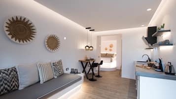 Suite junior, 1 cama de matrimonio con sofá cama, vistas a la montaña | Zona de estar | Televisión de pantalla plana de 29 pulgadas con canales por cable