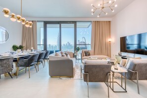 Apartamento superluxo | Área de estar | TV de tela plana 65 polegadas com canais via satélite, TV