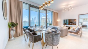 Luxury Apartment | Living area | 65-inch flat-screen TV with satellite channels, TV - 3205 Downtown Views (Dubai)