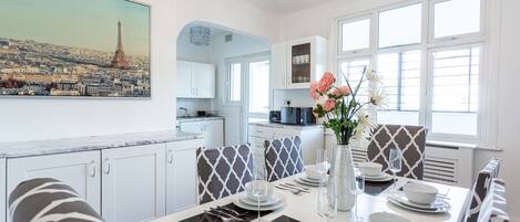 Deluxe Apartment, 4 Bedrooms, Non Smoking | Dining room