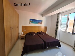 2 slaapkamers, een bureau, een strijkplank/strijkijzer, reisbedje