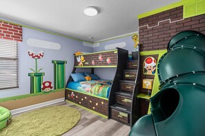 8 bedrooms, iron/ironing board, travel cot, free WiFi - 8BR Gaming Retreat, Pool & Theatre + 1 Night Free (Champions Gate)