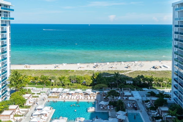 Ein Resort mit großem Pool, Strand und Blick aufs Meer.