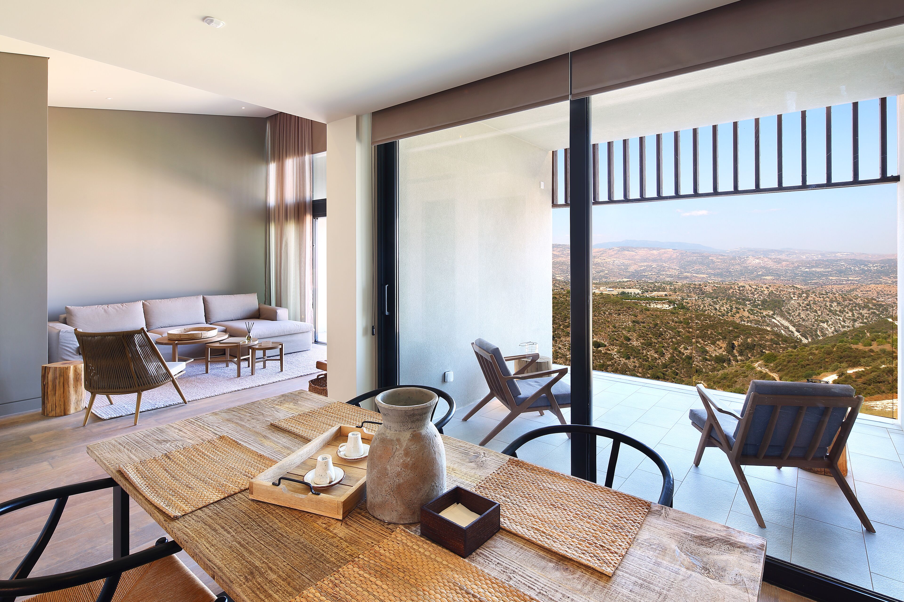 Luxe Suite | Oleskelualue | 55–tuumainen äly-TV, jossa satelliittikanavat