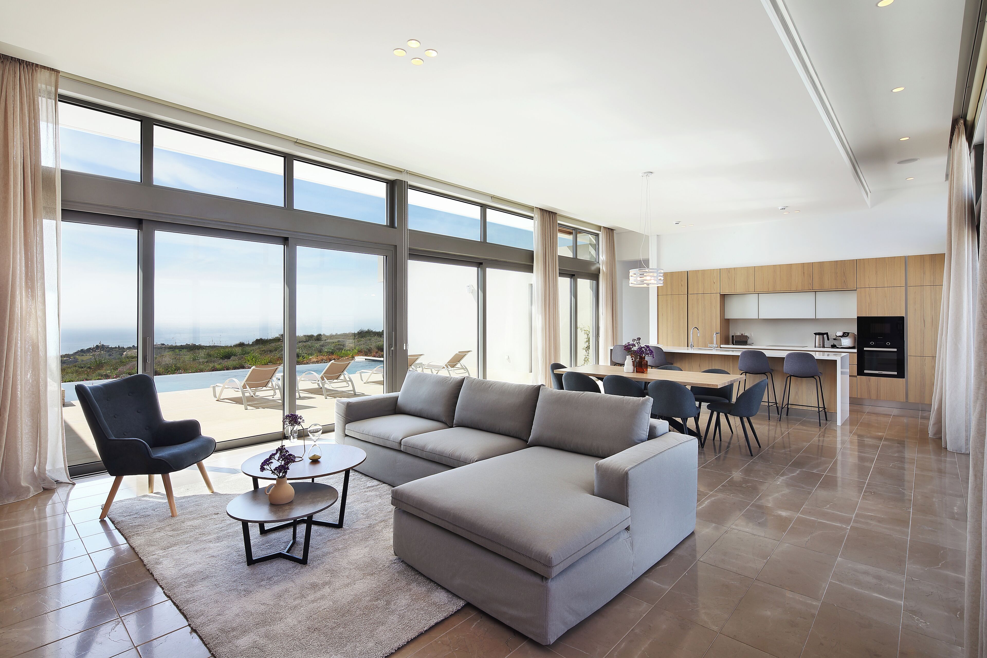 Artemis Residence | Zona de estar | Smart TV de 55 pulgadas con canales por satélite, una televisión