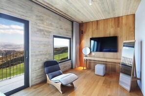 Ezousa Luxe Duplex Suite (Without Spa Access) | Seprai antialergi, busa memori, brankas, dan tirai kedap cahaya