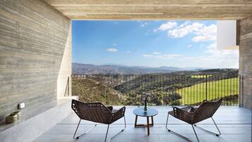 Executive suite, uitzicht op bergen | Terras