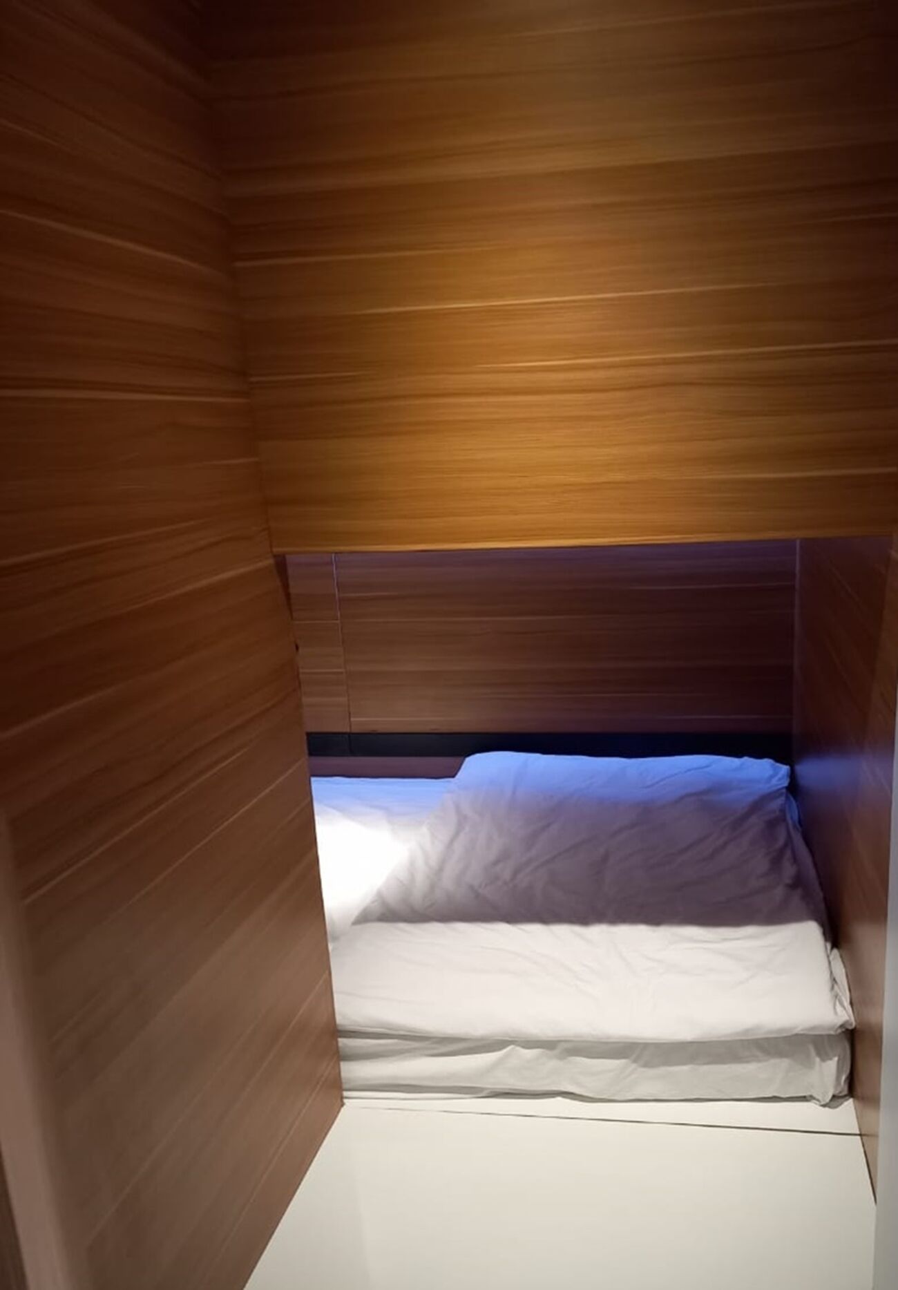 Une petite pièce fermée avec un lit superposé.